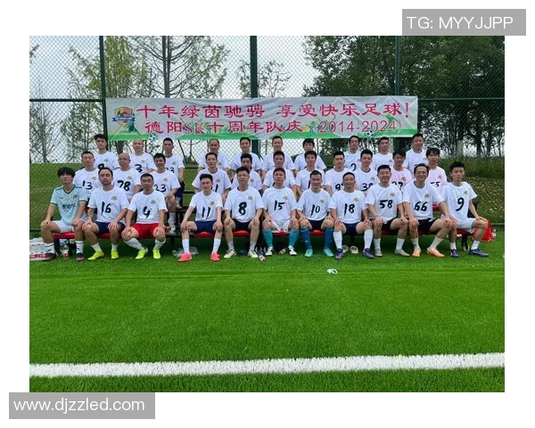 足球明星齐聚一堂 联手亮相精彩合影呈现绿茵场风采